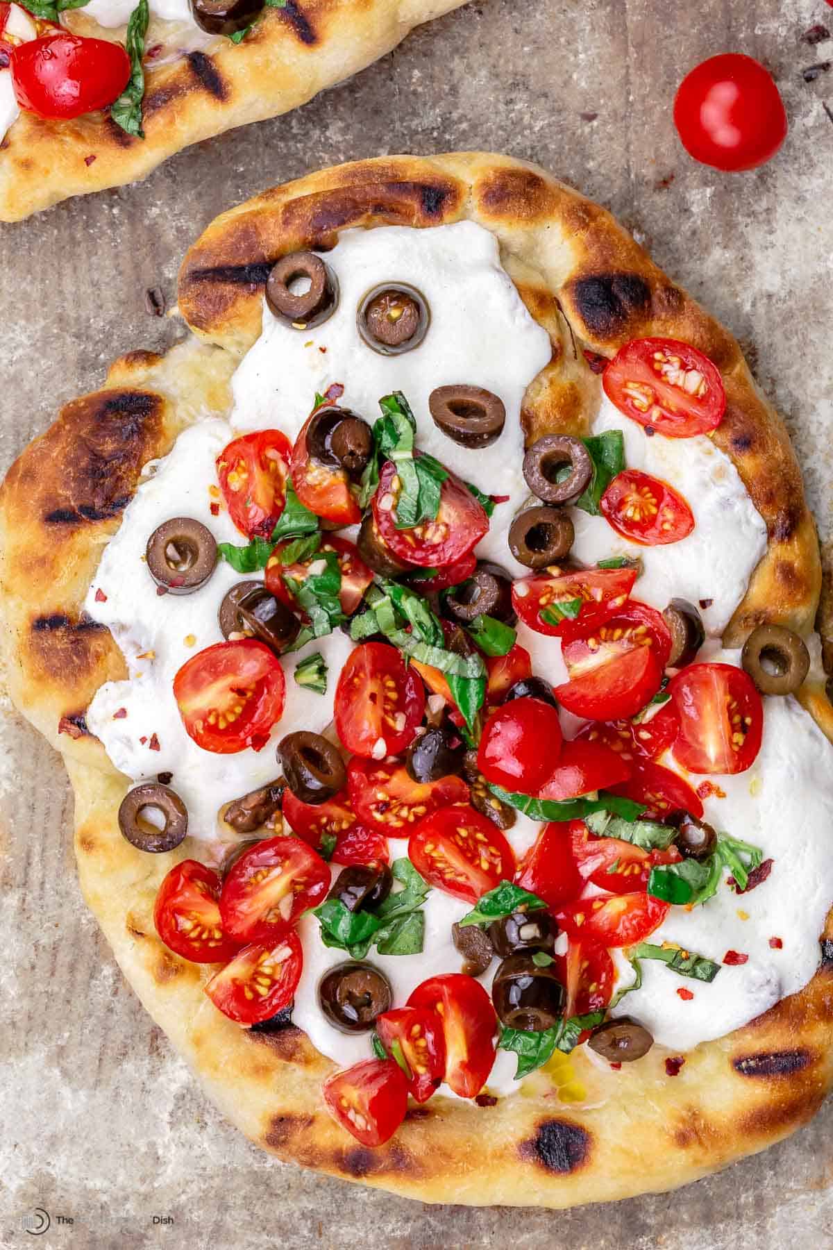 Einfache Tomate-Mozzarella-Pizza vom Grill mit Oliven - Ich weiss was